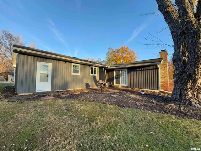 $189,000 | 8 Woodland Lane, Macomb, IL 61455