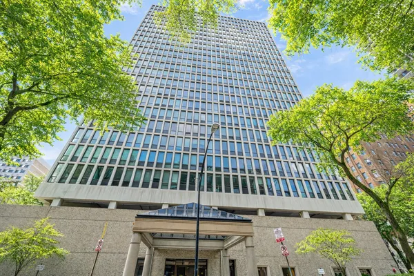 $2,200 | 1 East Scott Street, Unit 1601, Chicago, IL 60610