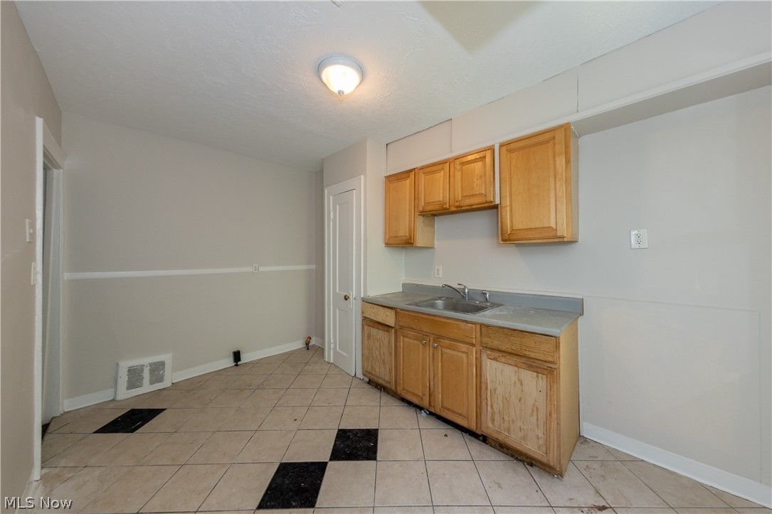 14650 Superior Road Cleveland, OH 44118 - Photo 8 of 50