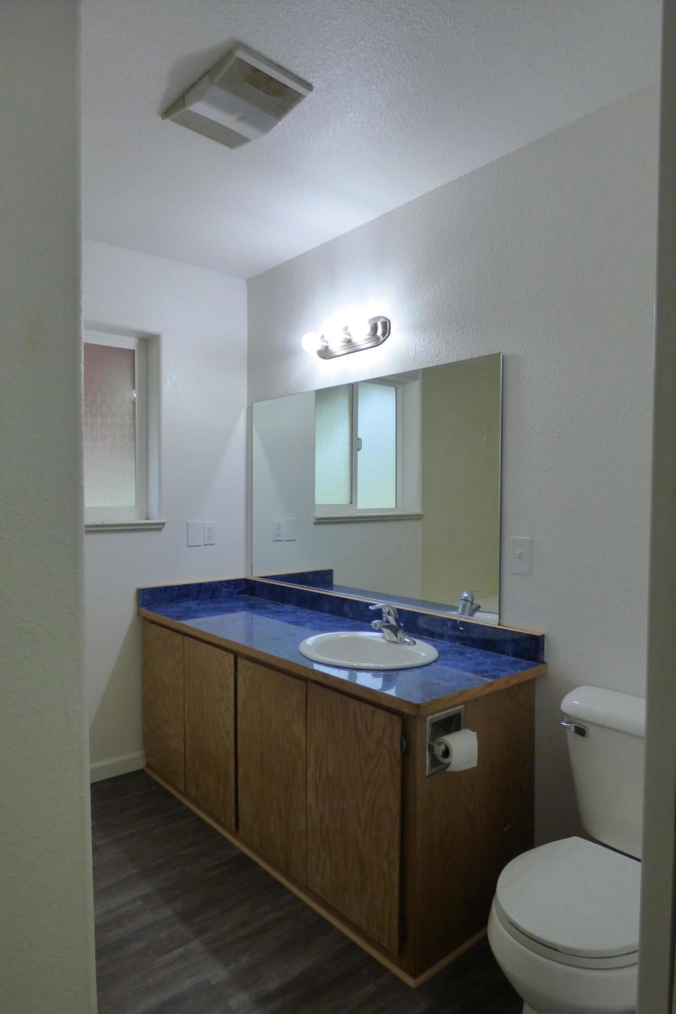 689 Hummingbird Road Cave Junction, OR 97523 - Photo 13 of 23 full bathroom