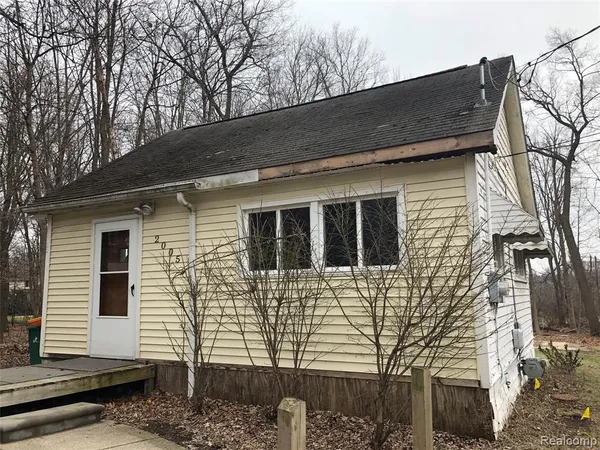$149,300 | 2005 Fairfield Avenue, Wixom, MI 48393