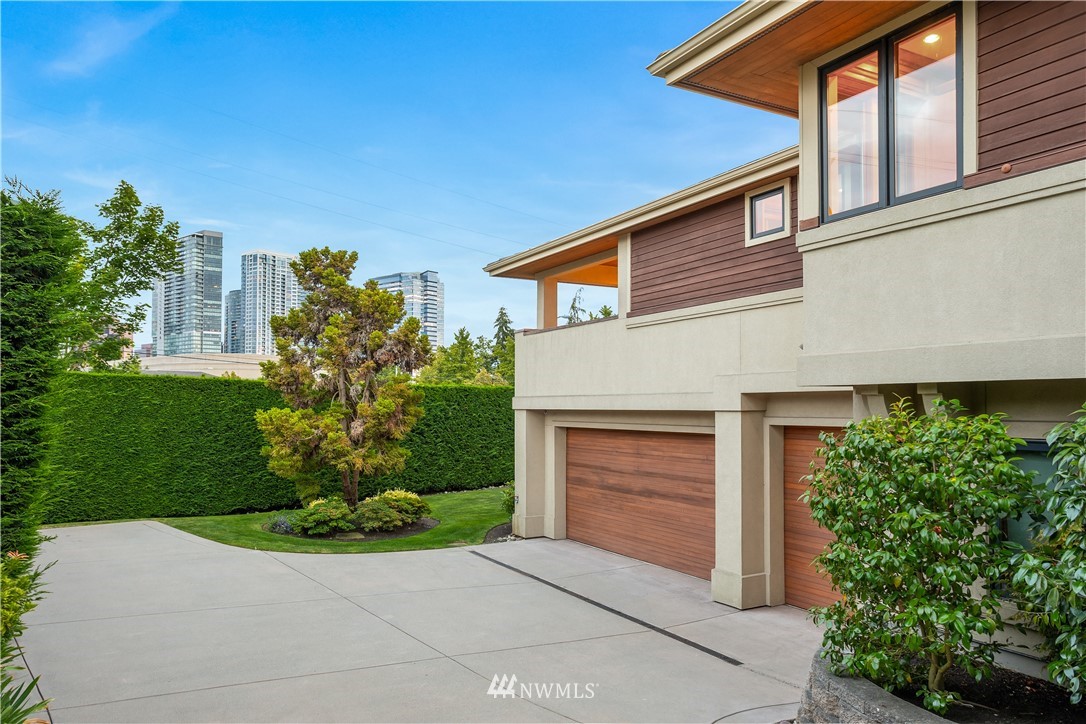 903 Belfair Road Bellevue, WA 98004 - Photo 34 of 36 a front view of a house with garden