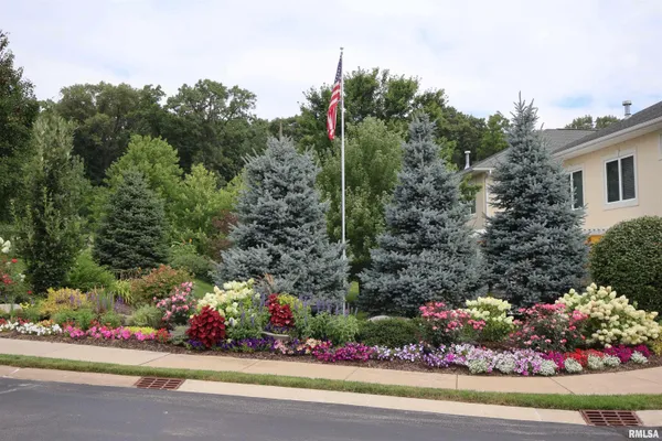 $465,000 | 5723 West Woodbriar Lane, Peoria, IL 61615