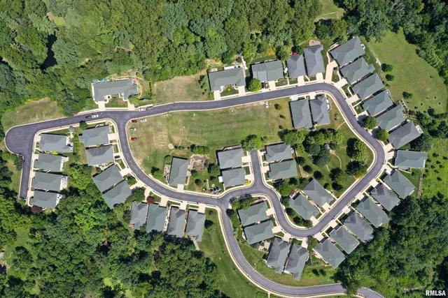 $465,000 | 5723 West Woodbriar Lane, Peoria, IL 61615