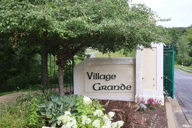 $465,000 | 5723 West Woodbriar Lane, Peoria, IL 61615