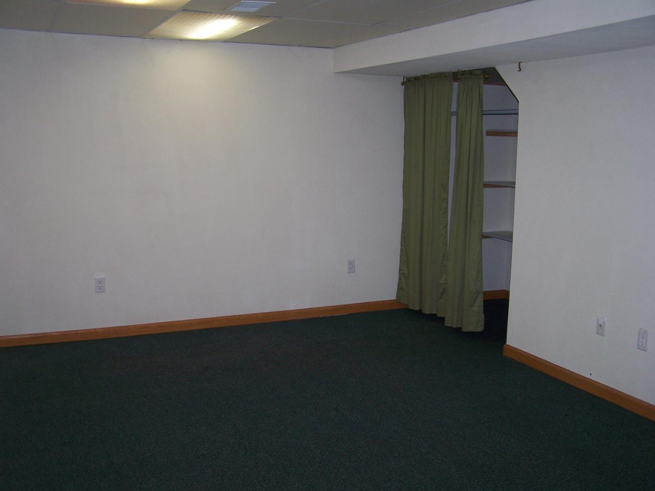717 Kenyon Road Vinton, VA 24179 - Photo 14 of 16 an empty room with a mirror