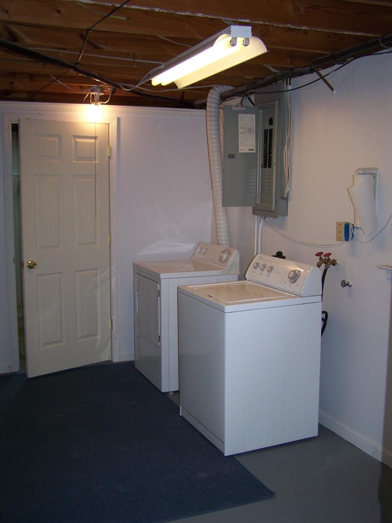717 Kenyon Road Vinton, VA 24179 - Photo 15 of 16 a utility room with dryer and washer
