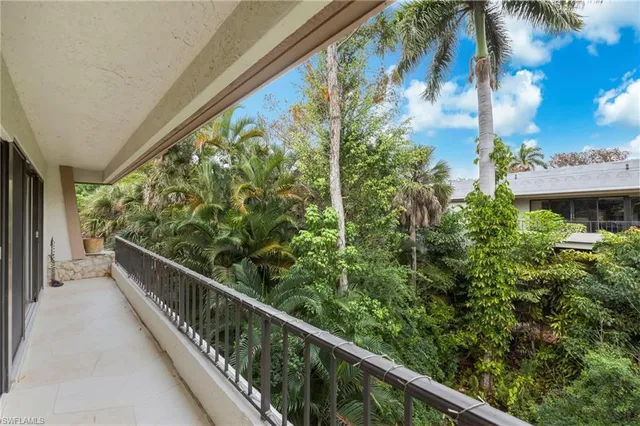 $685,000 | 103 Clubhouse Drive, Unit 350, Naples, FL 34105