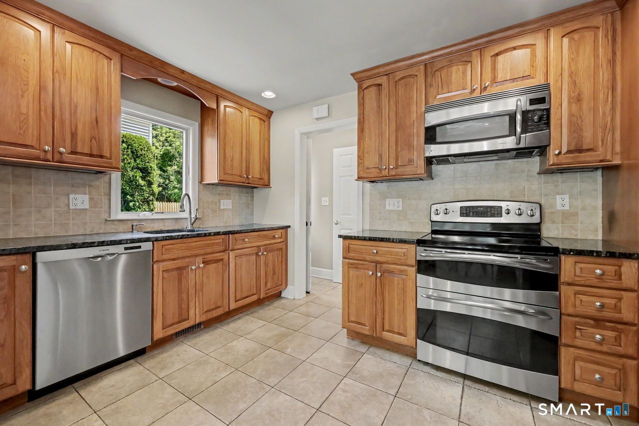 39 Austin Road Milford, CT 06460 - Photo 13 of 37