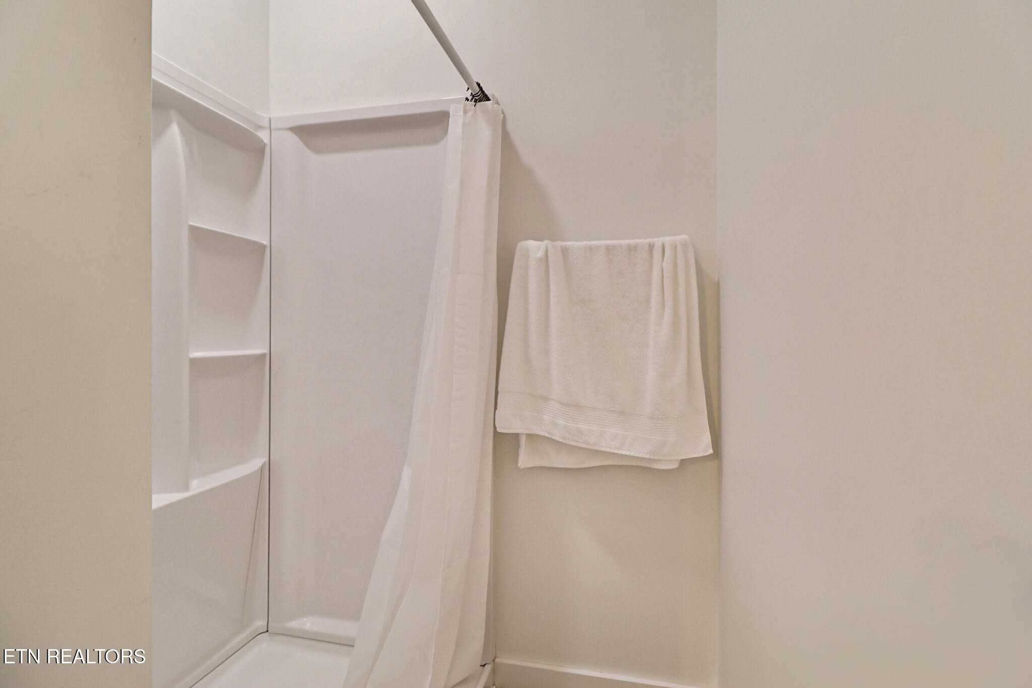 148 Porter Lane Spring City, TN 37381 - Photo 45 of 55 a view of walk in closet
