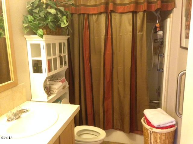 689 North Overlook Loop Otis, OR 97368 - Photo 13 of 27 Bathroom