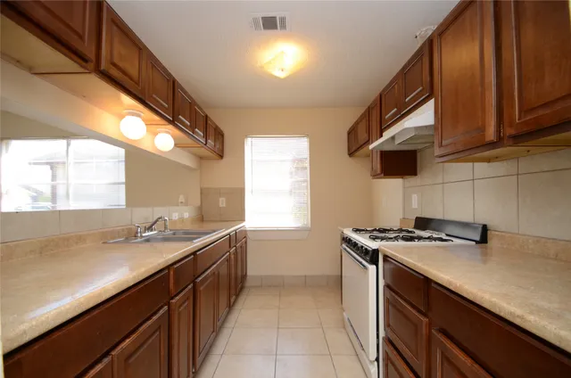 $1,300 | 722 Odessa Court, Houston, TX 77060