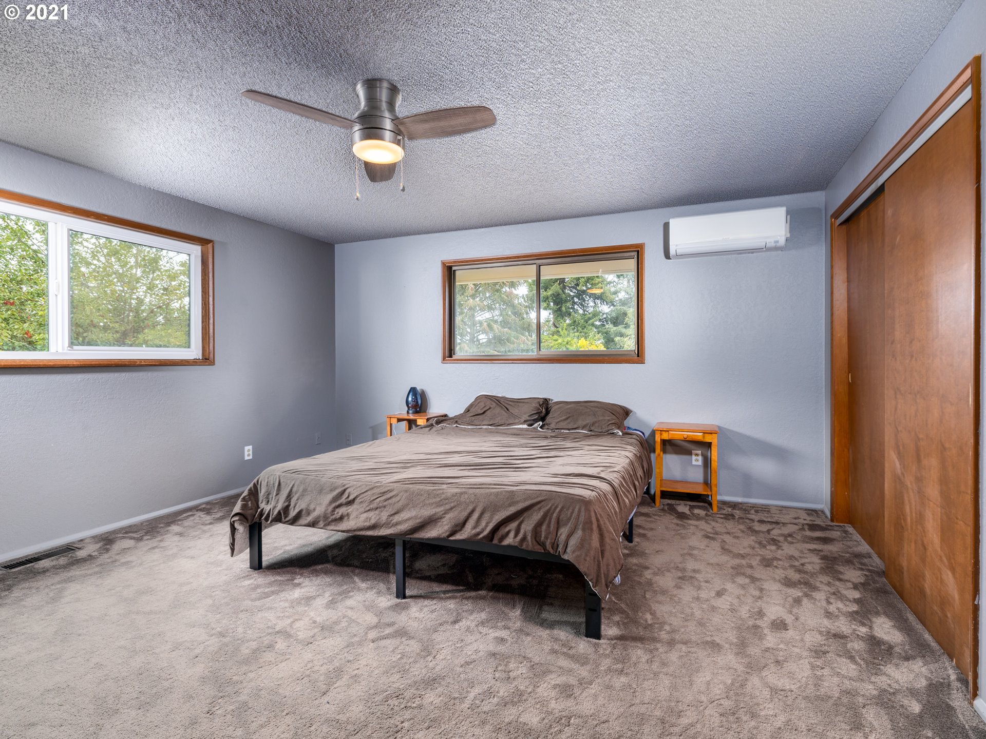 314 Yates Road Chehalis, WA 98532 - Photo 11 of 30 a bed sitting in a bedroom next to a window