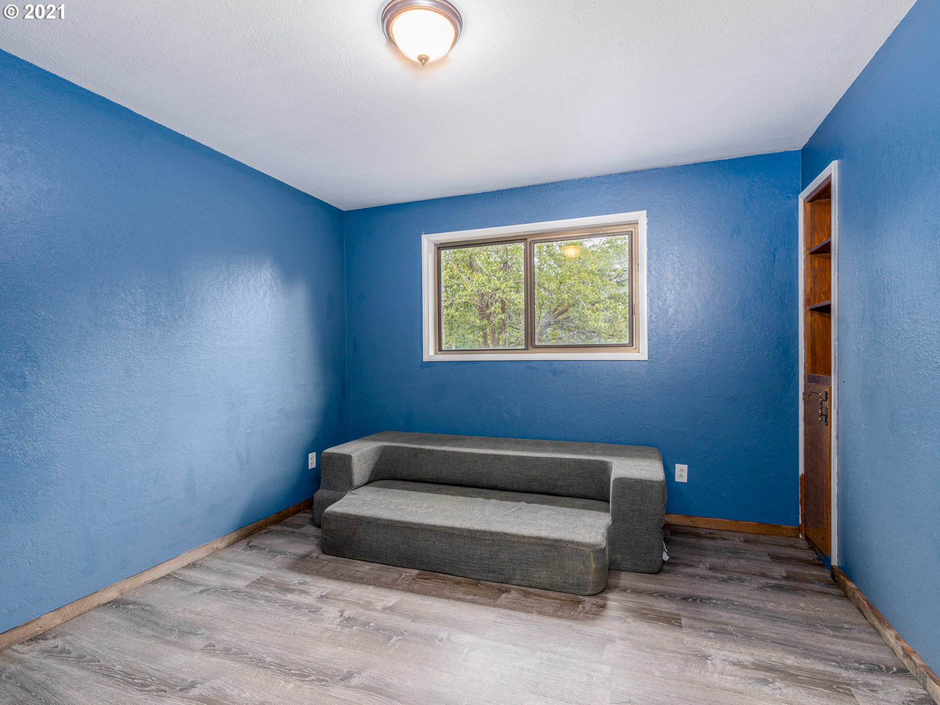 314 Yates Road Chehalis, WA 98532 - Photo 13 of 30 a view of an empty room with a window