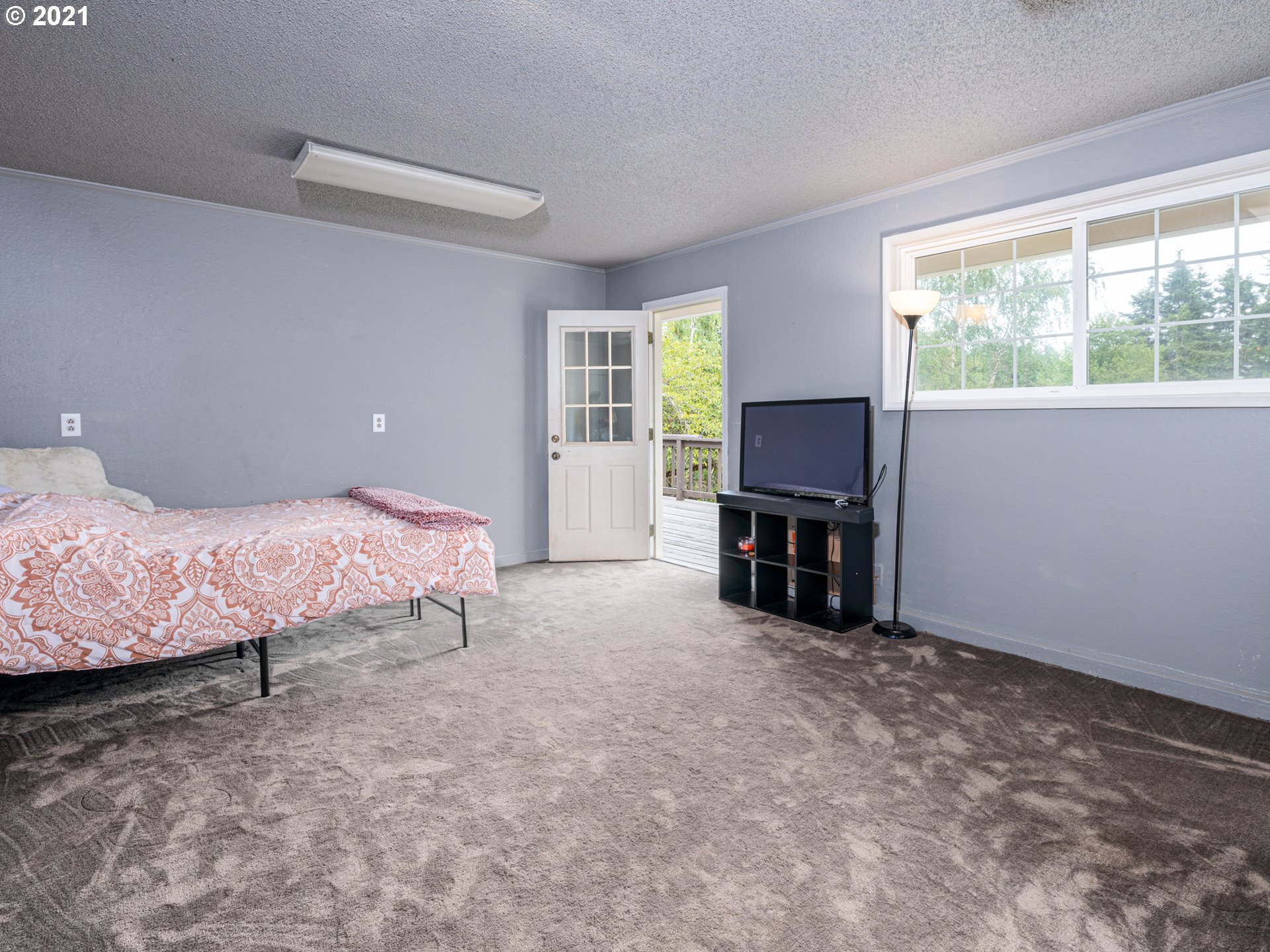 314 Yates Road Chehalis, WA 98532 - Photo 15 of 30 a bedroom with a bed and a window