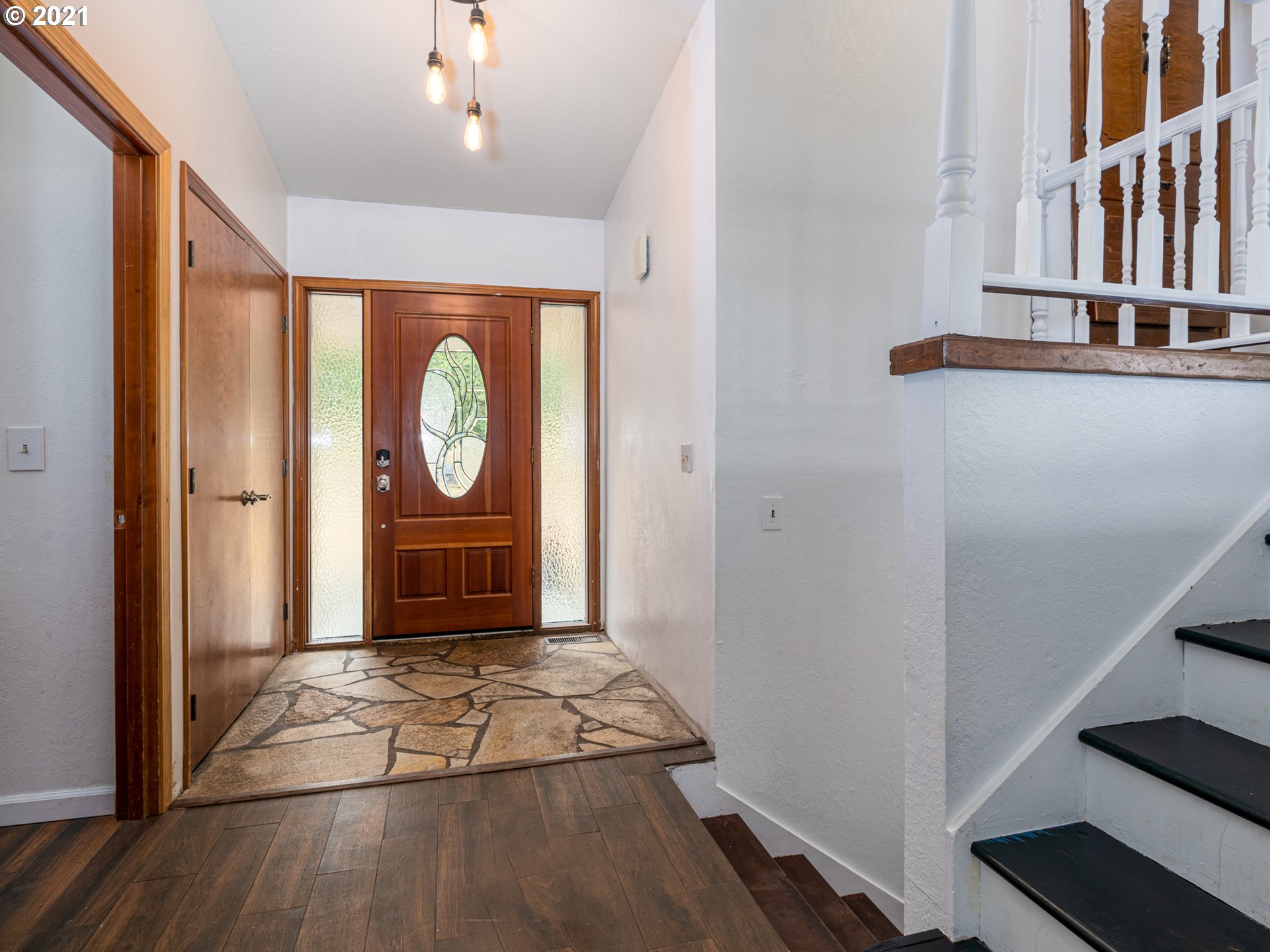 314 Yates Road Chehalis, WA 98532 - Photo 18 of 30 a view of a hallway with wooden floor and workspace