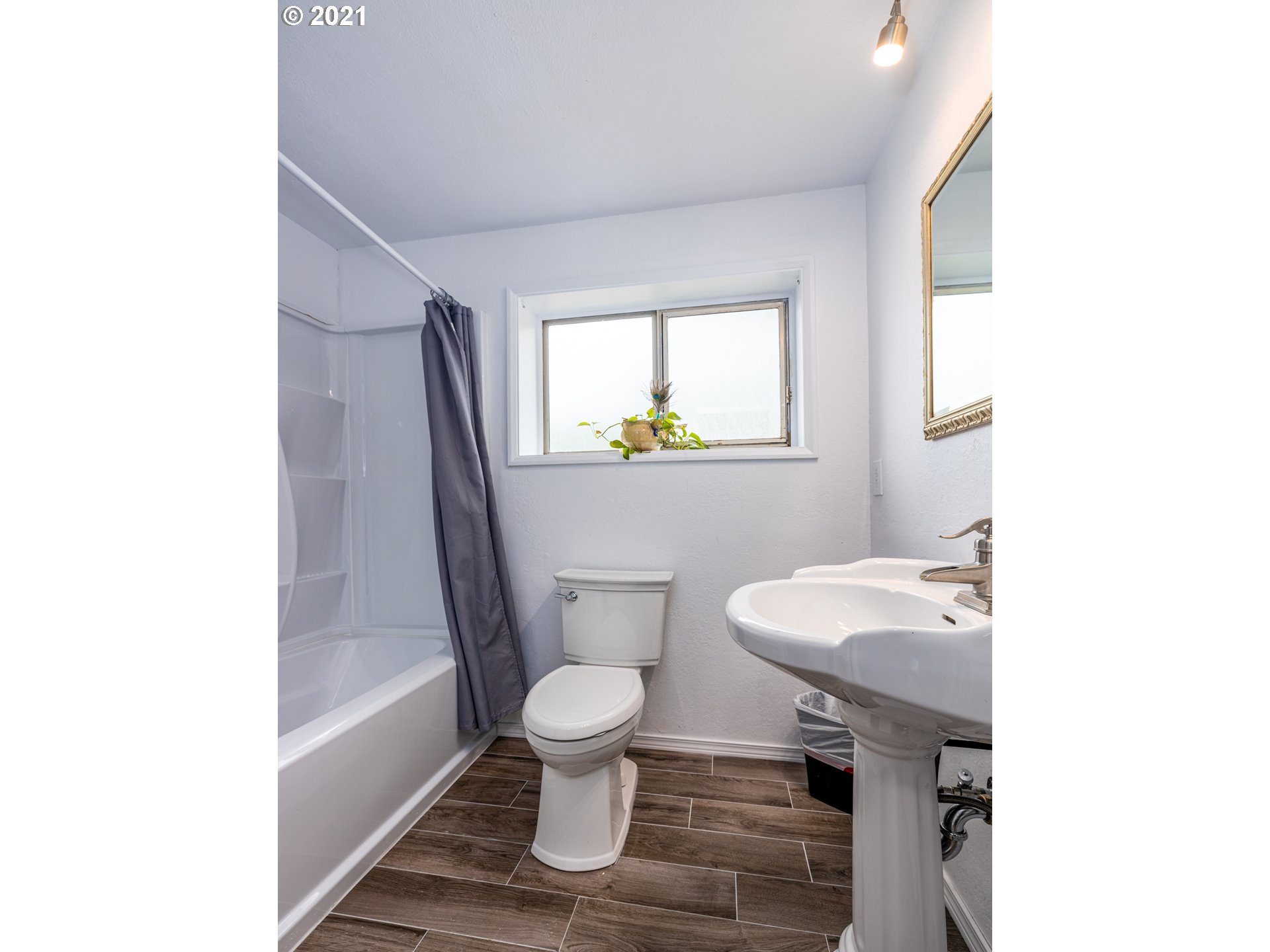 314 Yates Road Chehalis, WA 98532 - Photo 20 of 30 a bathroom with a sink toilet and window