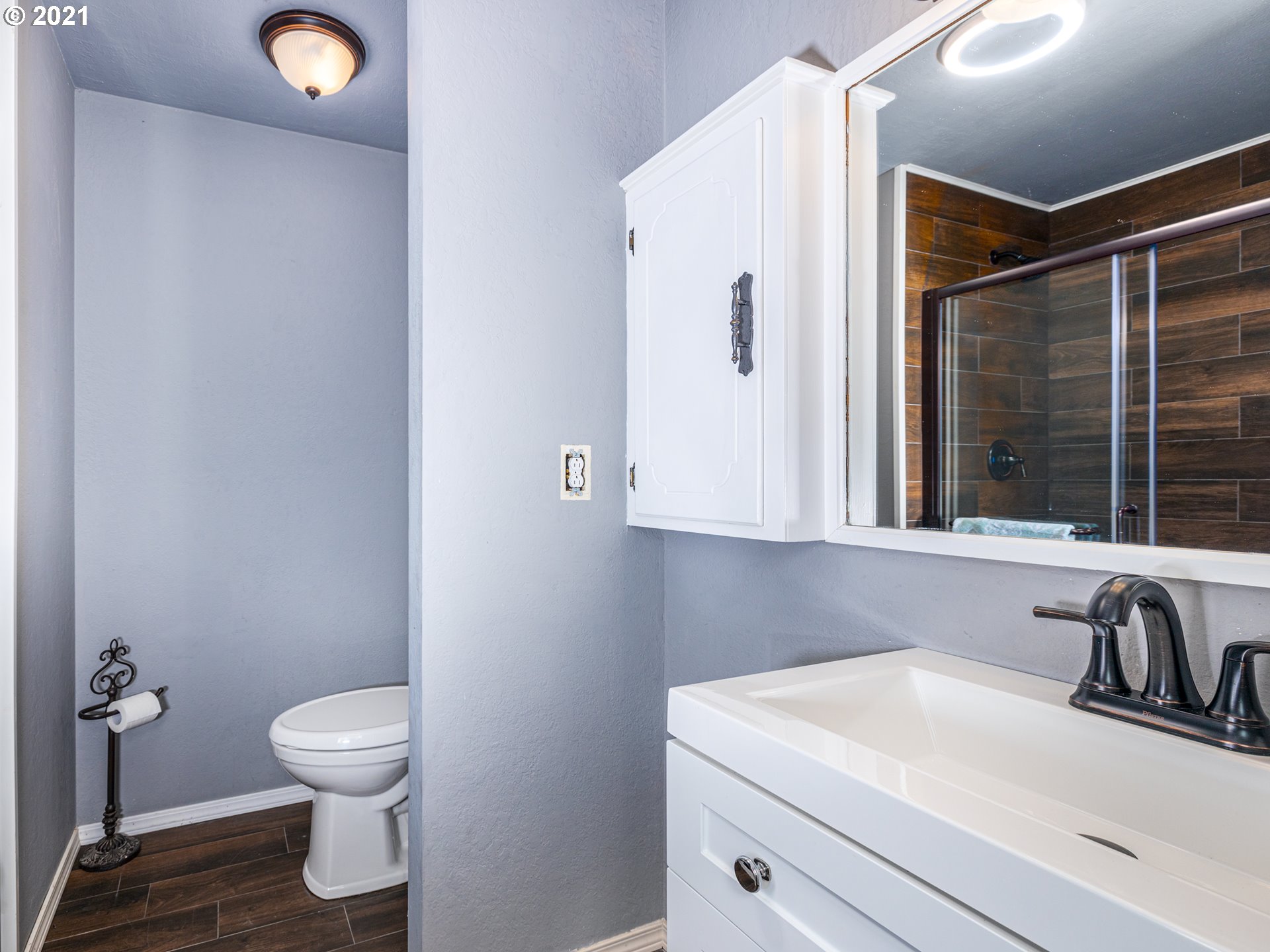 314 Yates Road Chehalis, WA 98532 - Photo 27 of 30 a bathroom with a toilet sink and mirror