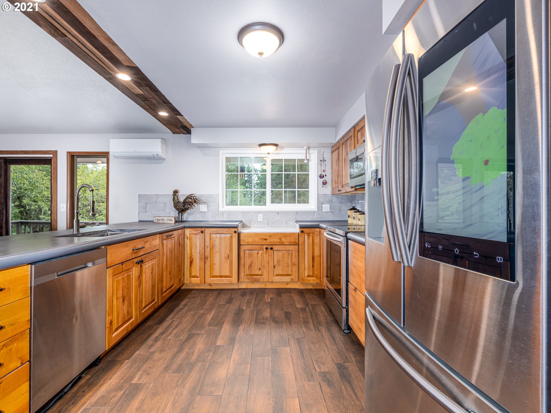 314 Yates Road Chehalis, WA 98532 - Photo 5 of 30 a view of a large tub with wooden floor and windows