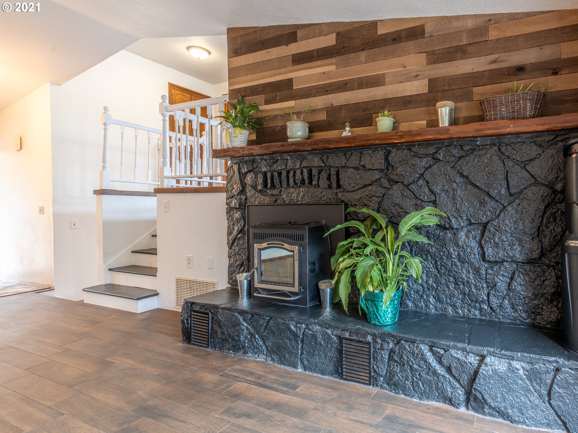 314 Yates Road Chehalis, WA 98532 - Photo 8 of 30 a view of entryway with a potted plant