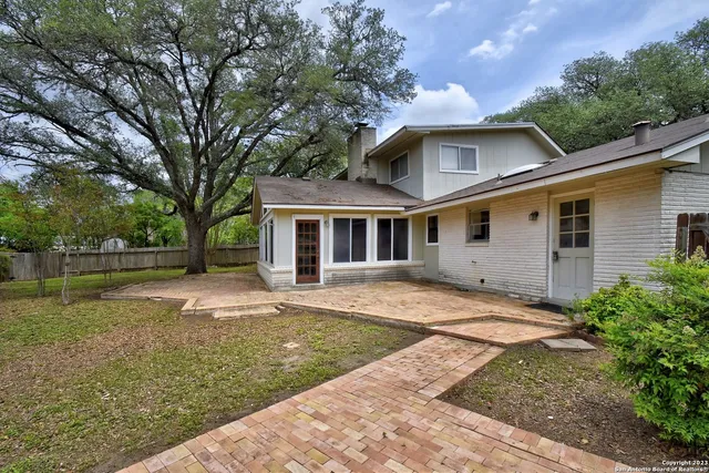 a view of a house with a yard