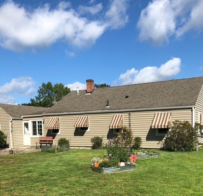 92 Maebeth Street Springfield, MA 01119 - Photo 4 of 21 a front view of a house with a garden