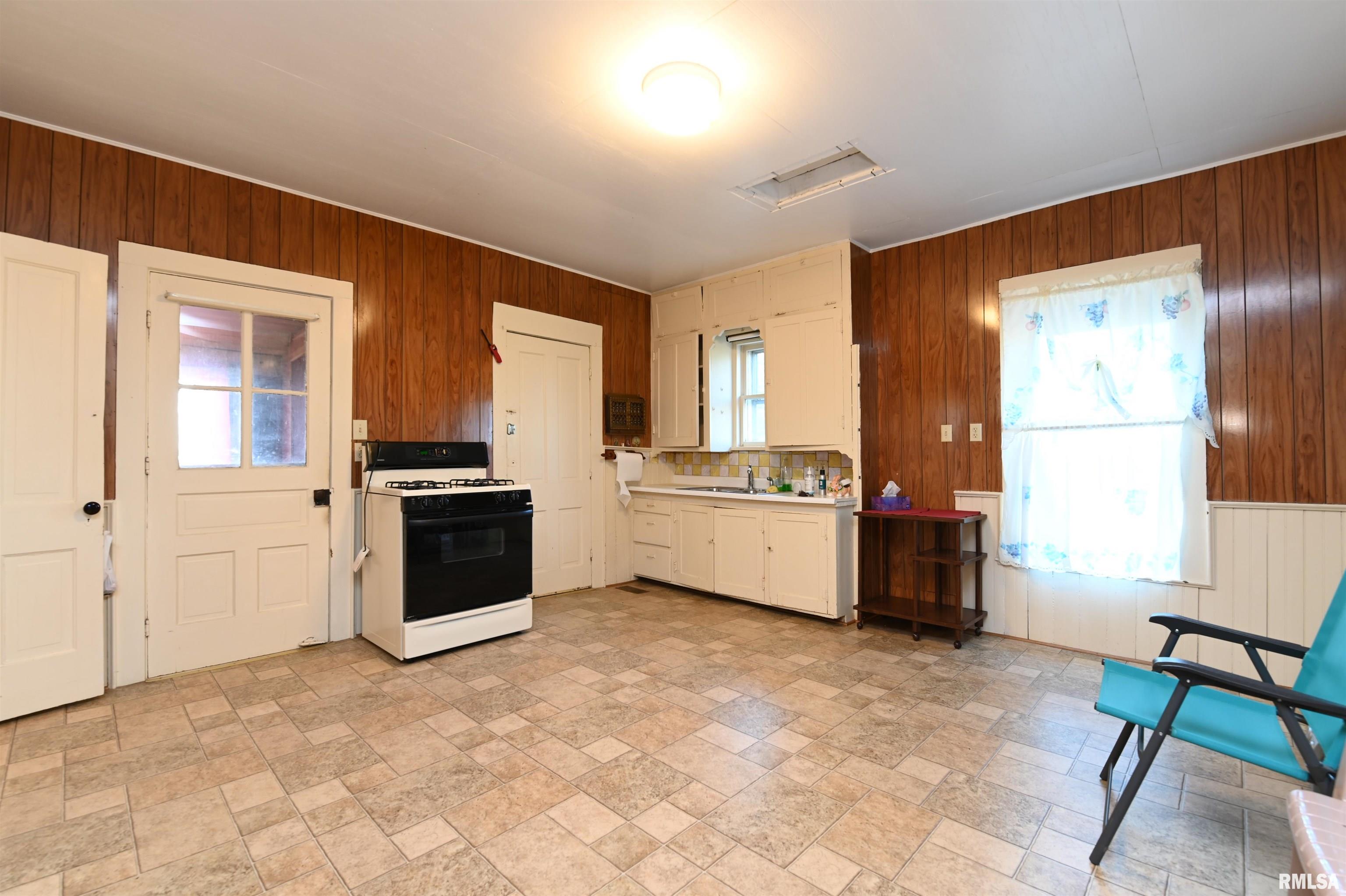 620 North Cramer Road Elmwood, IL 61529 - Photo 4 of 32