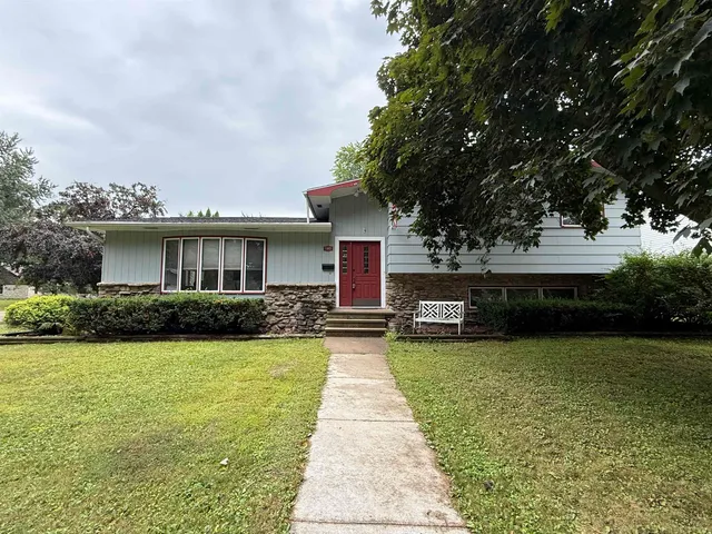 $254,900 | 182 South Humphrey Circle, Shawano, WI 54166