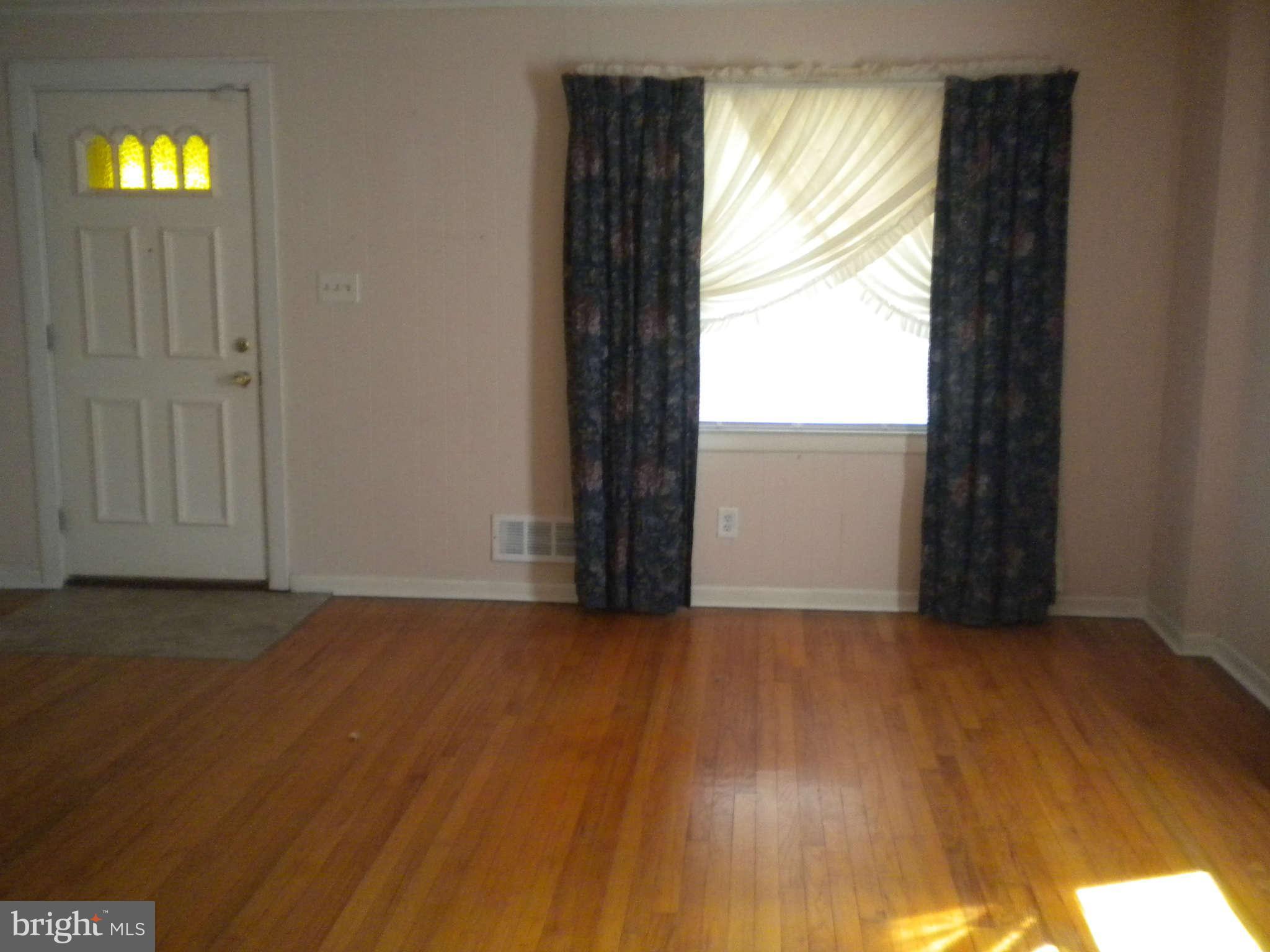 238 Riverthorn Road Baltimore, MD 21220 - Photo 14 of 25 Living Room