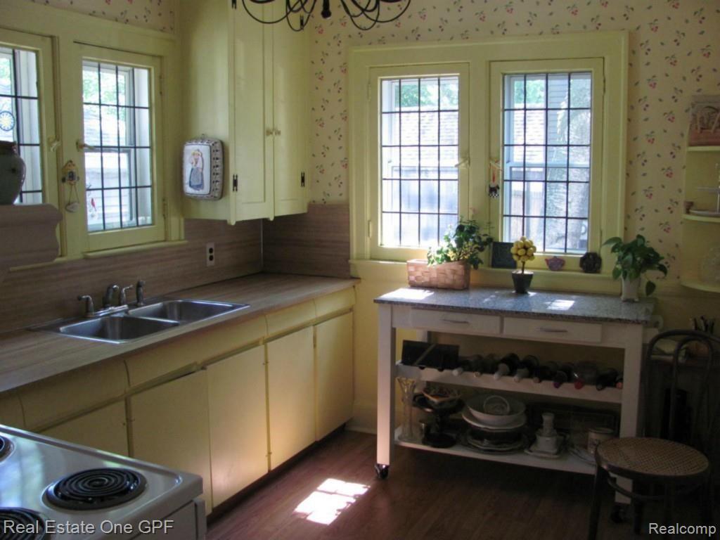 120 Mapleton Road Grosse Pointe, MI 48236 - Photo 15 of 24 15 IMG_1609.jpg