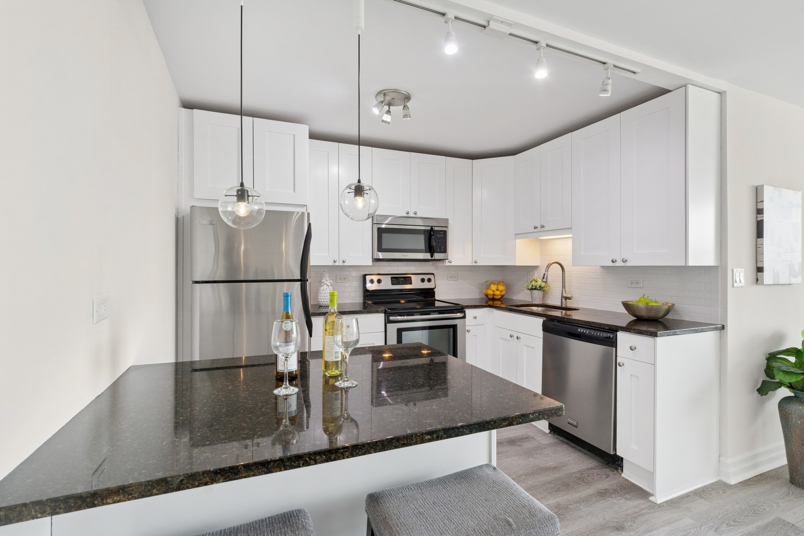 3033 North Sheridan Road, Unit 1510 Chicago, IL 60657 - Photo 5 of 26 Gallery Image 5