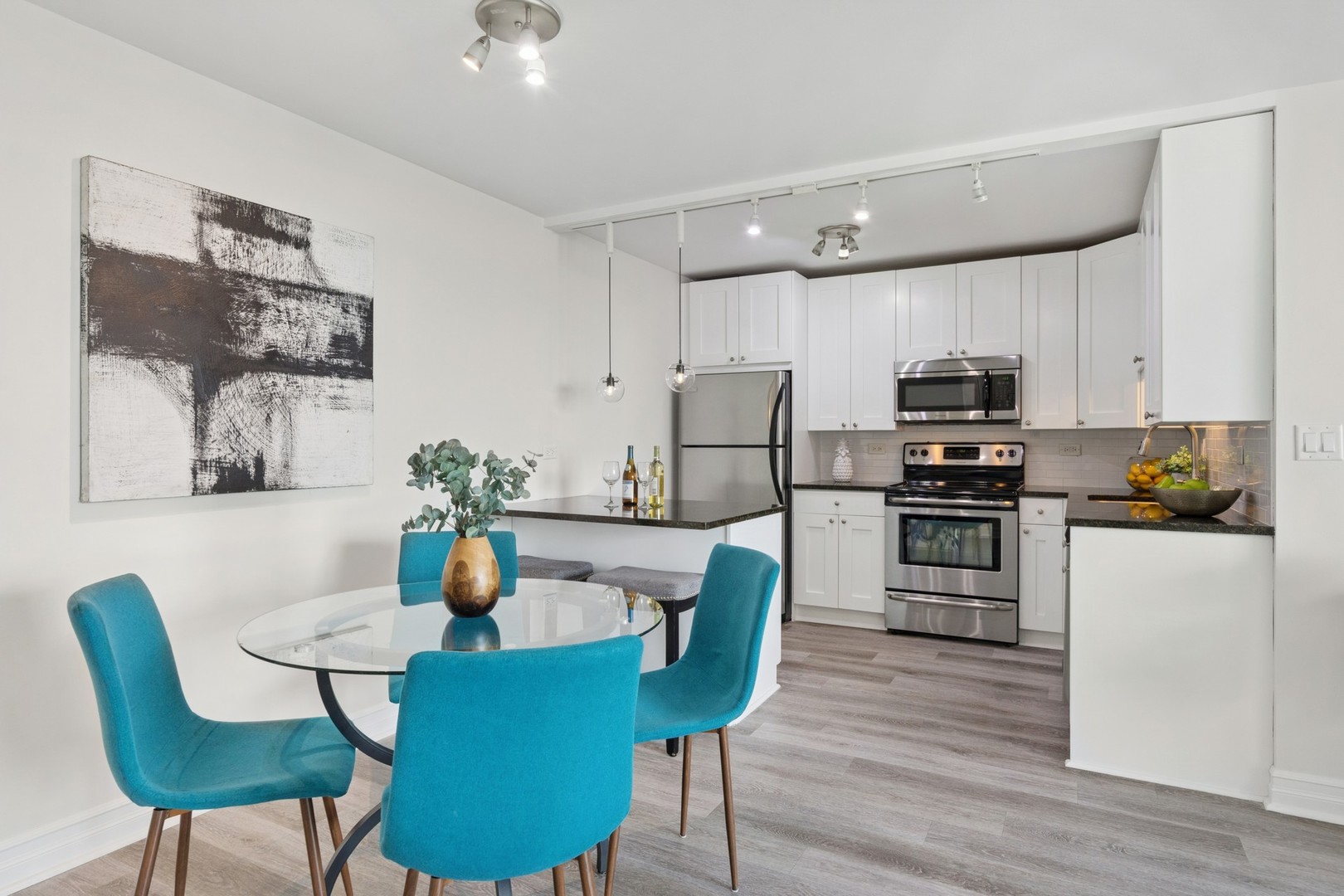 3033 North Sheridan Road, Unit 1510 Chicago, IL 60657 - Photo 7 of 26 Gallery Image 7