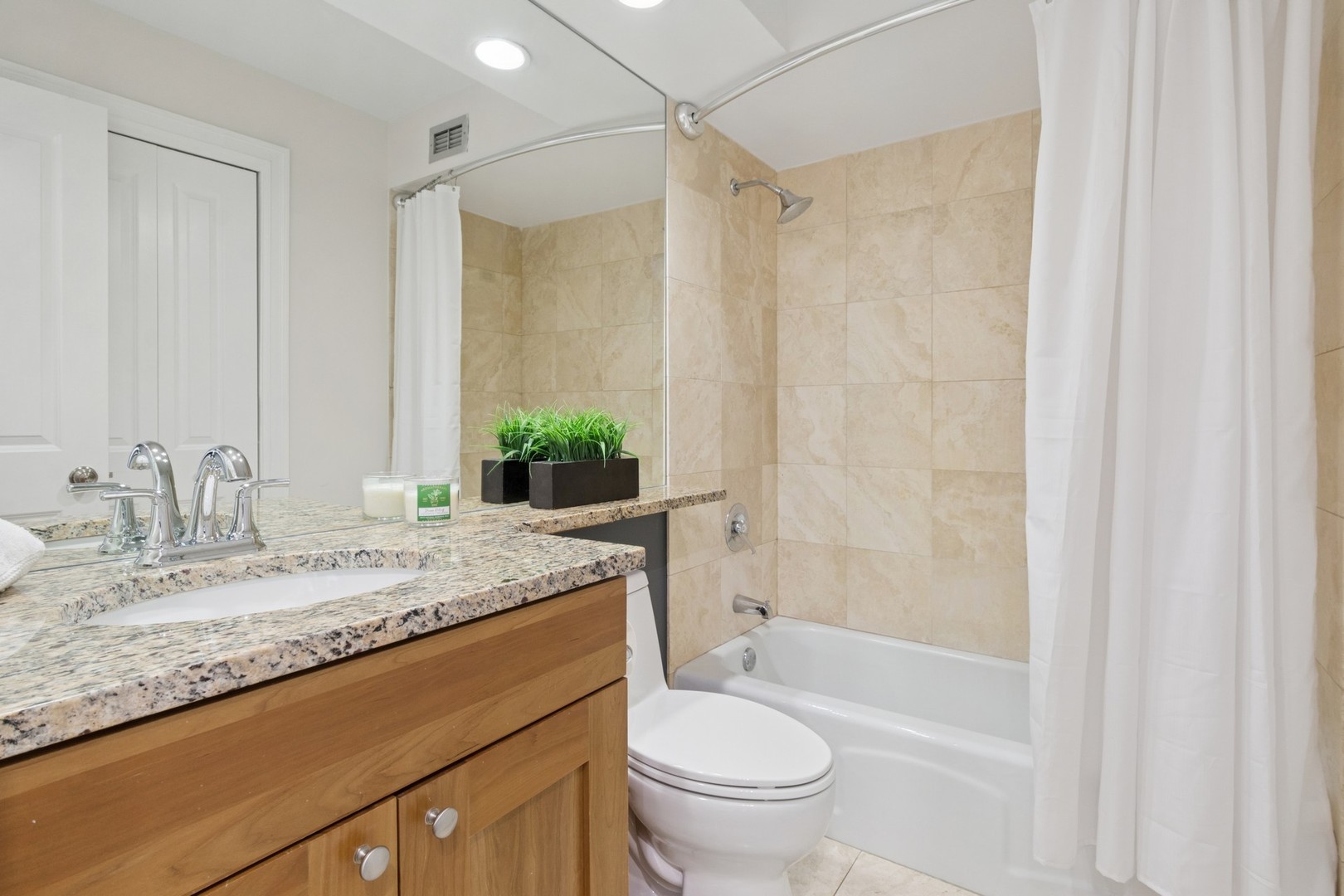 3033 North Sheridan Road, Unit 1510 Chicago, IL 60657 - Photo 10 of 26 Gallery Image 10