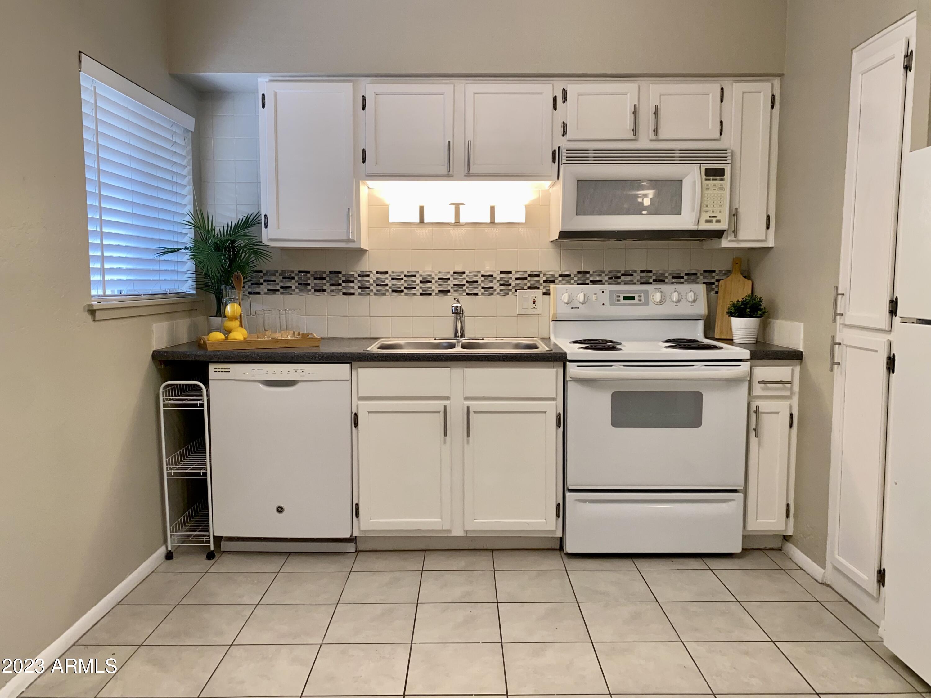 349 East Thomas Road, Unit E104 Phoenix, AZ 85012 - Photo 13 of 23 75F03D01-B336-41C6-8112-280B149E2856_1_2