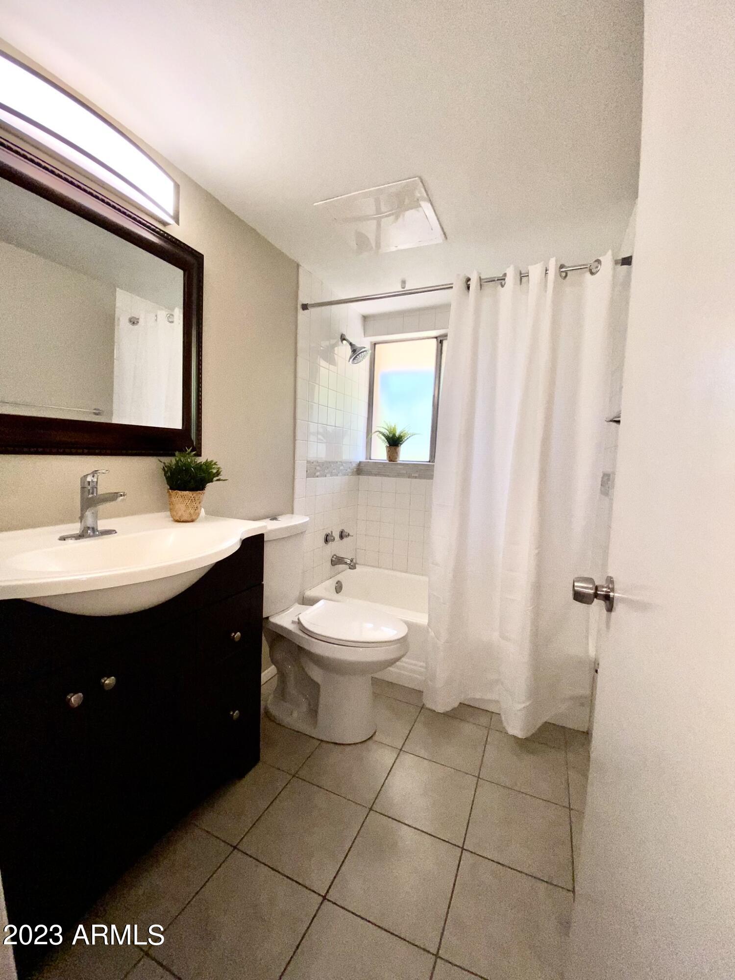 349 East Thomas Road, Unit E104 Phoenix, AZ 85012 - Photo 6 of 23 D8B98B40-7532-4B56-AD58-BCFCEDB752BD_1_1