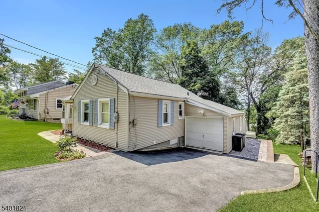a front view of house with yard and garage