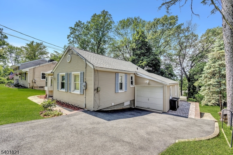 a front view of house with yard and garage