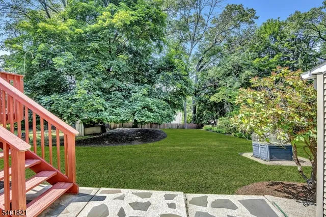 a view of an house with backyard and garden
