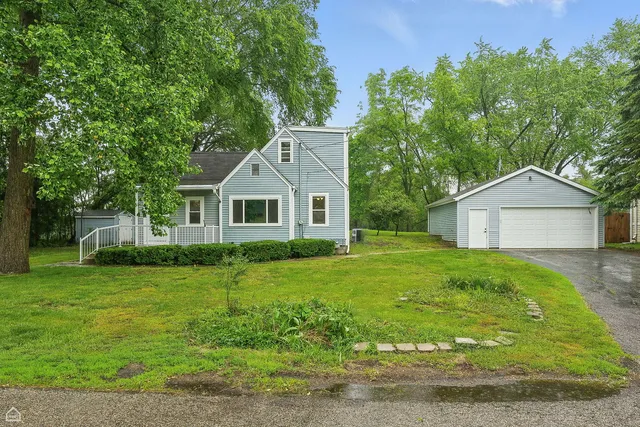 a view of a house with backyard and garden