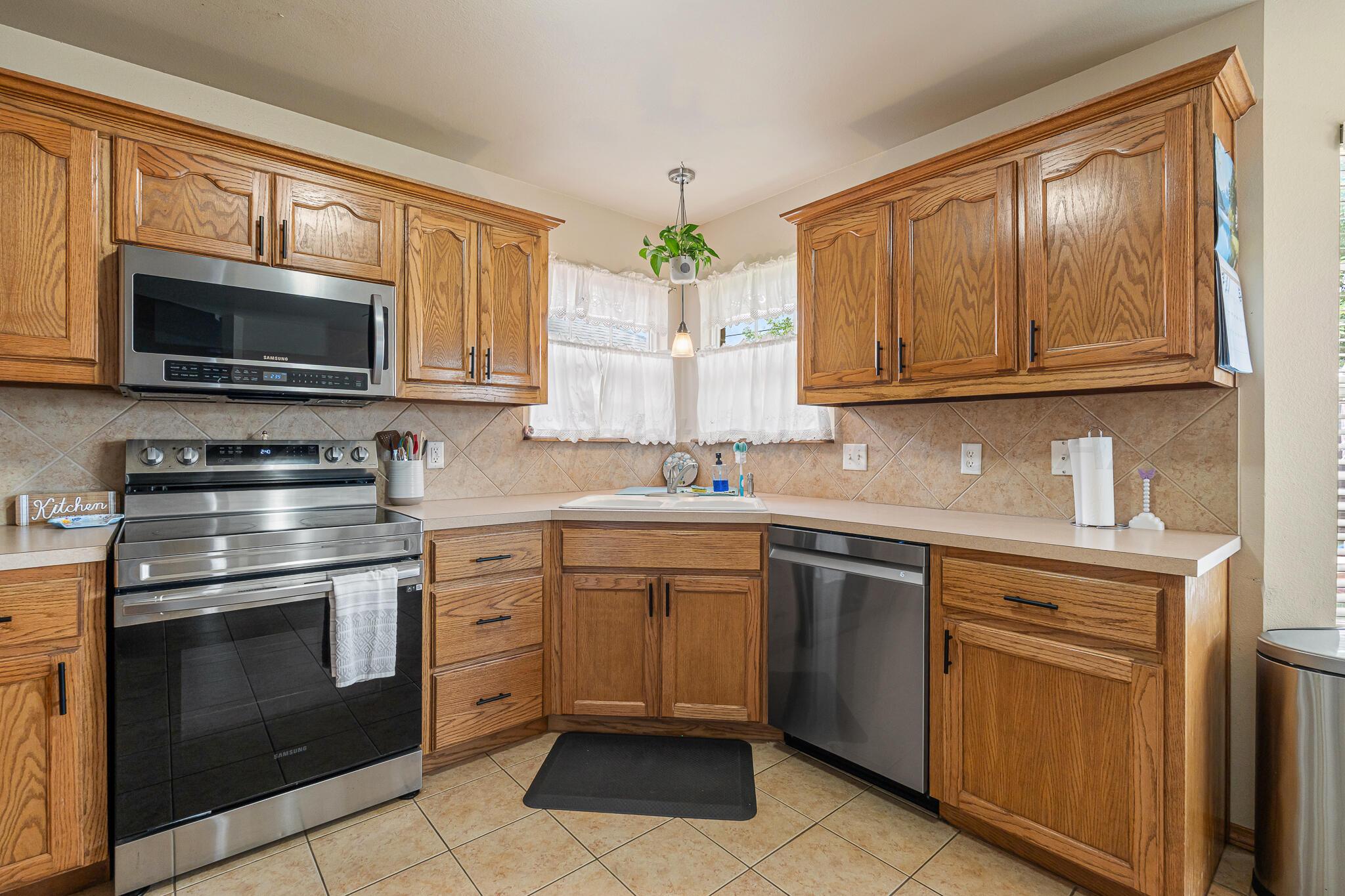 4010 Ross Street Amarillo, TX 79118 - Photo 9 of 26 Nice kitchen with corner windows