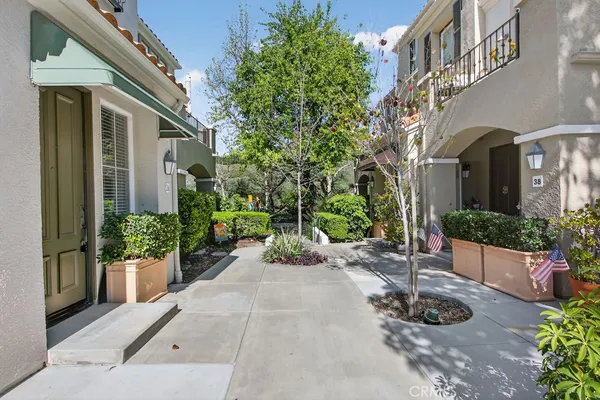 a view of a house with backyard