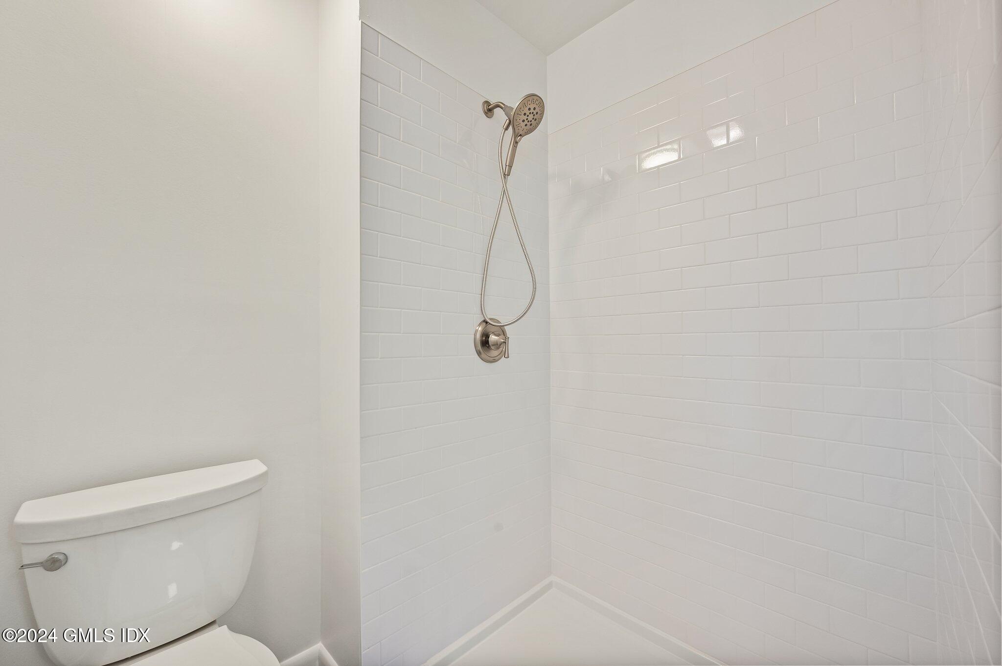 75 Silo Circle, Unit 75 Riverside, CT 06878 - Photo 23 of 53 a bathroom with a shower curtain