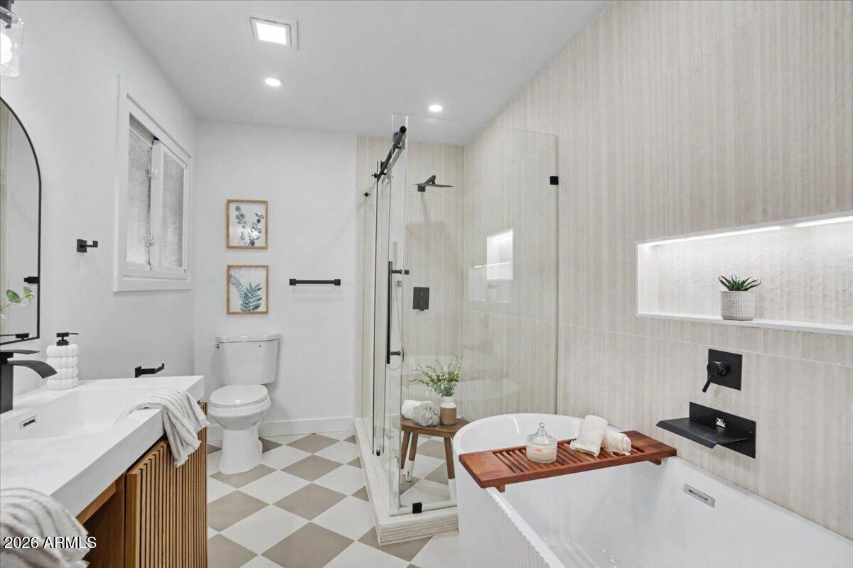 2908 South George Drive Tempe, AZ 85282 - Photo 2 of 21 Primary Bathroom