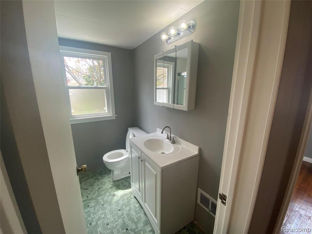16012 Stephens Eastpointe, MI 48021 - Photo 16 of 33 Gallery Image 16