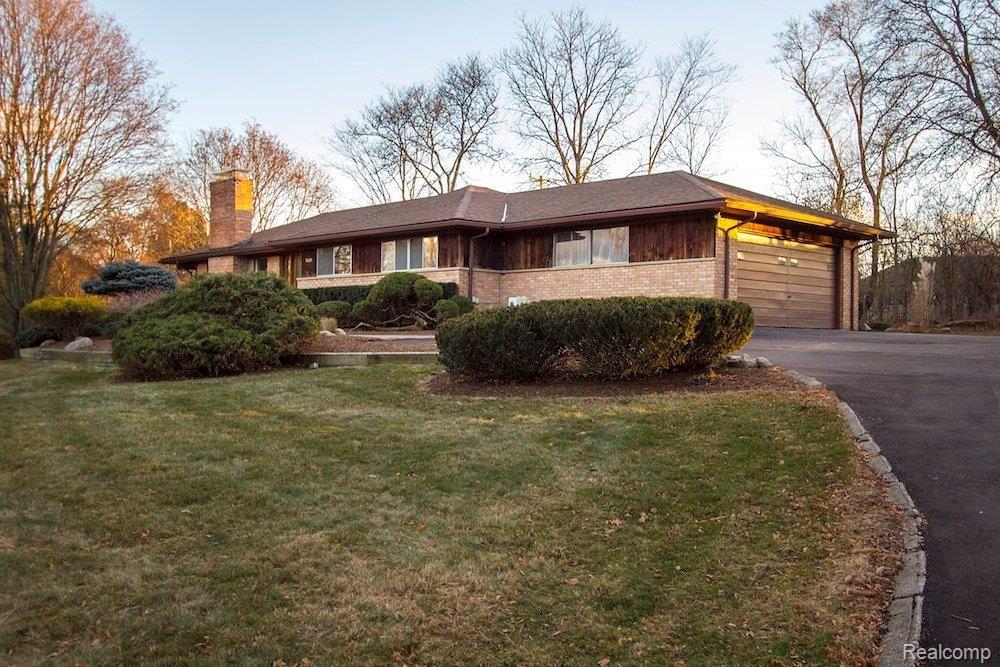 33635 Quaker Valley Road Farmington, MI 48331 - Photo 17 of 17 Side View