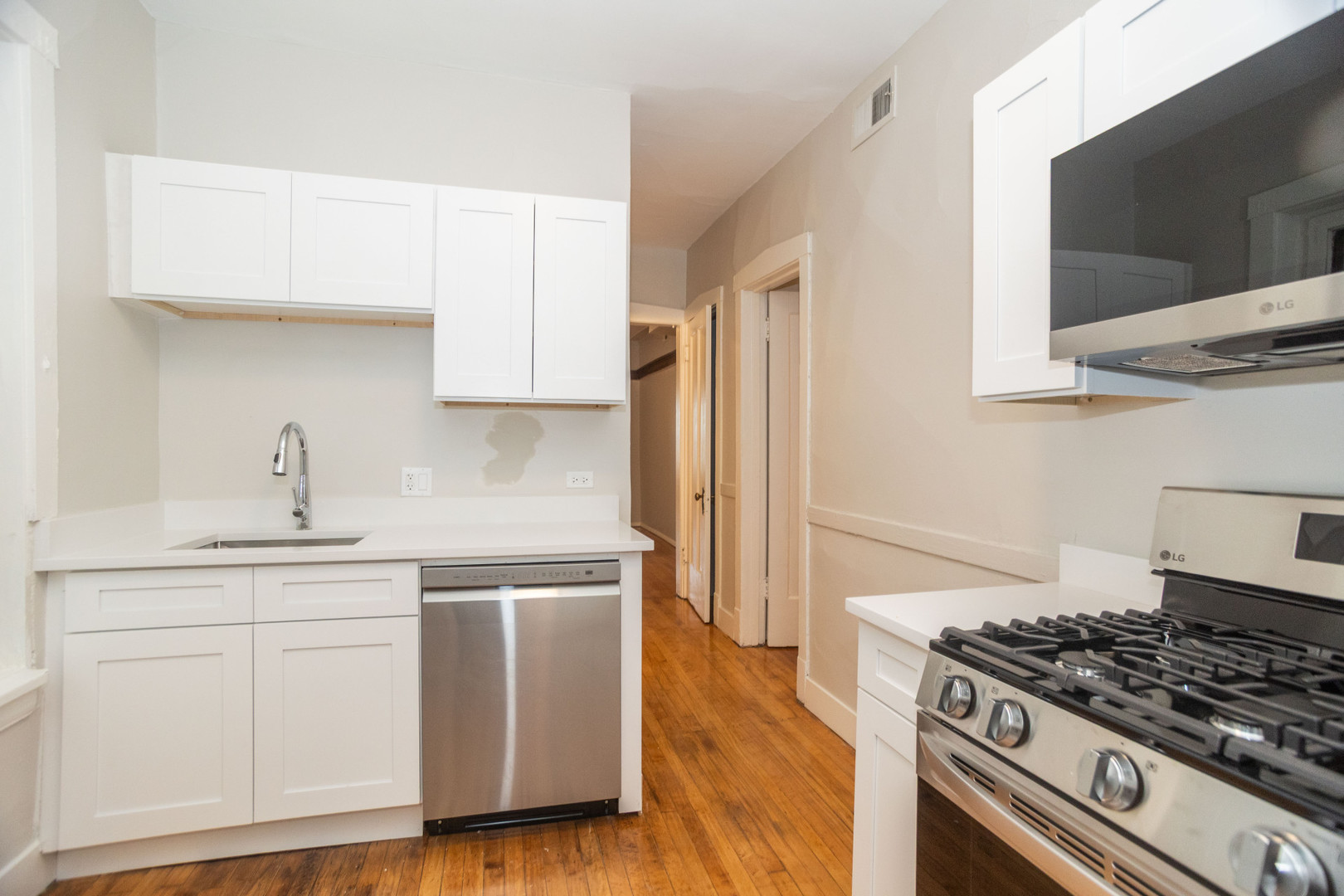 2112 West Roscoe Street, Unit 2F Chicago, IL 60618 - Photo 6 of 11
