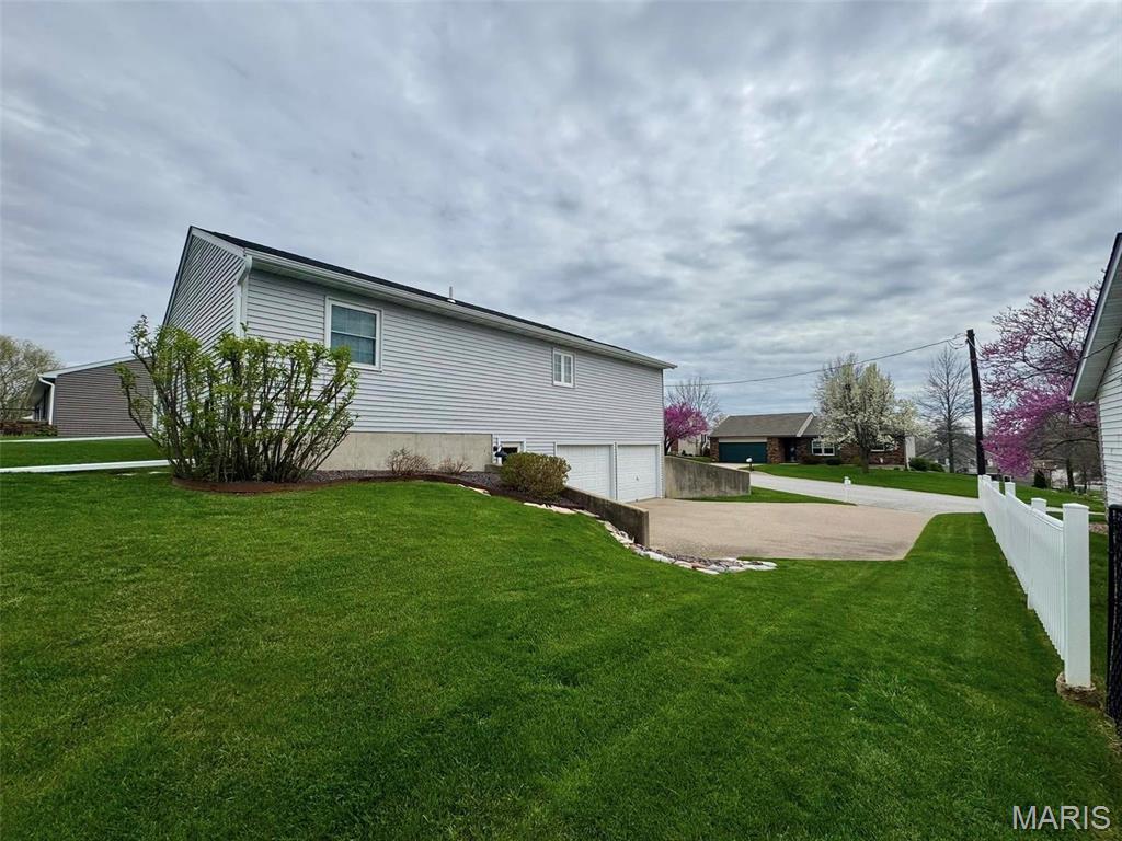 4156 Red Bud Drive Hannibal, MO 63401 - Photo 2 of 18