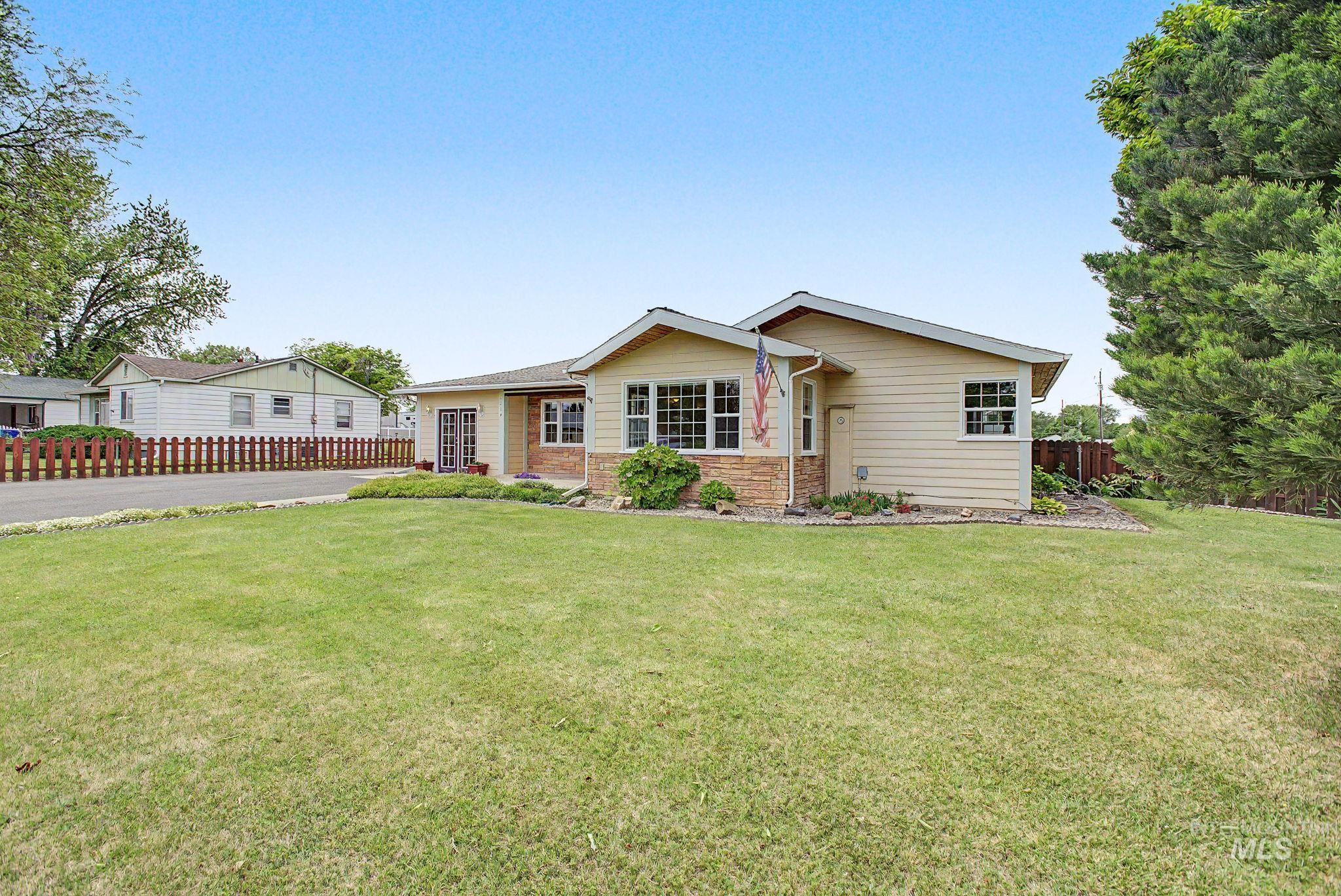 3314 6th Street Lewiston, ID 83501 - Photo 5 of 50 Ranch-style residence featuring light-colored siding, a stone veneer facade accent, and a front-facing window with multiple panes