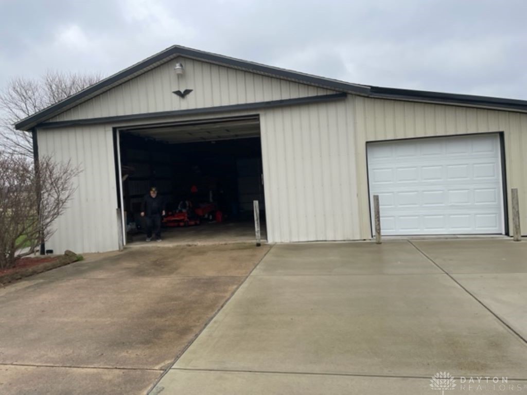 3974 Cotton Run Road Hamilton, OH 45011 - Photo 20 of 33 Remote control operates large door