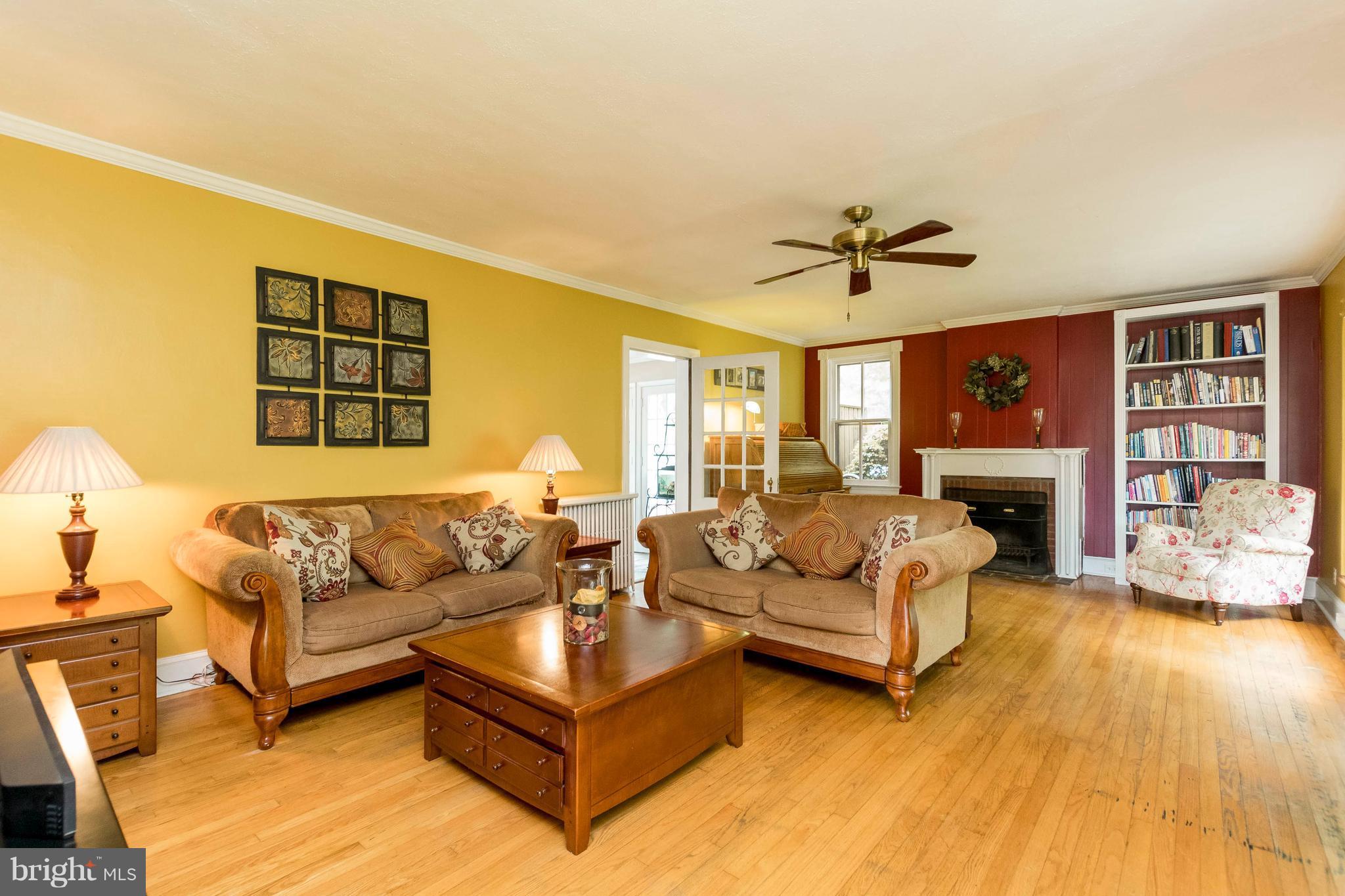 Spacious Living Room w/Built In Bookcase
